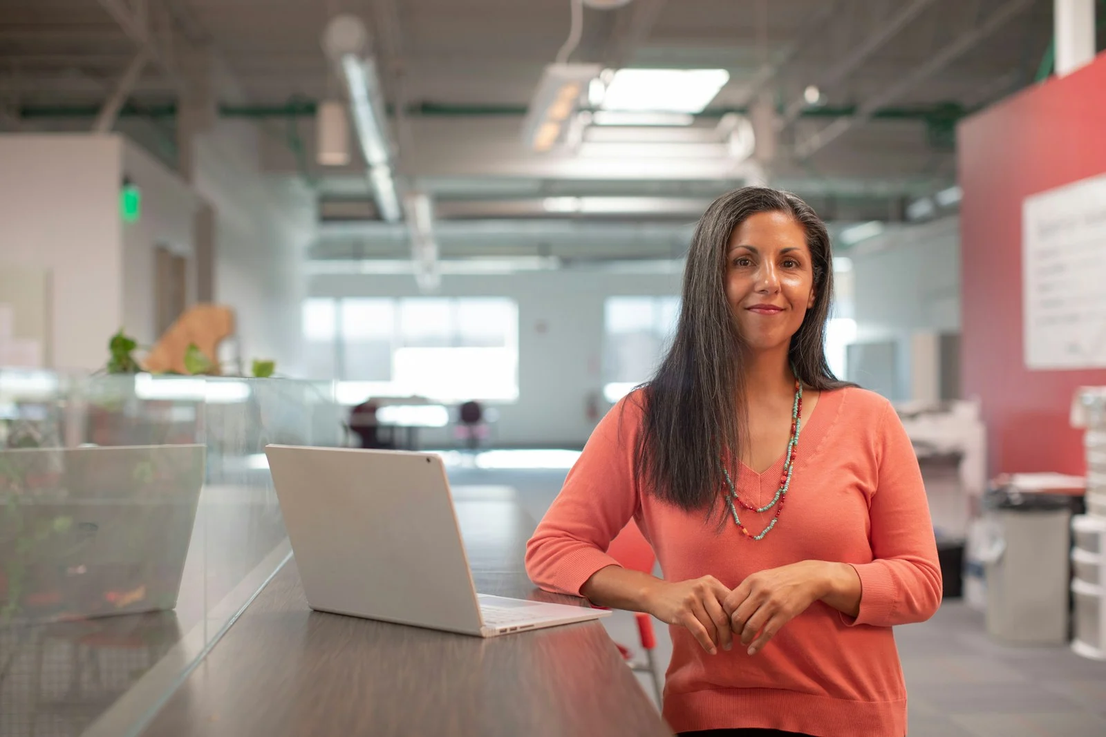 Profissional em ambiente corporativo com notebook.