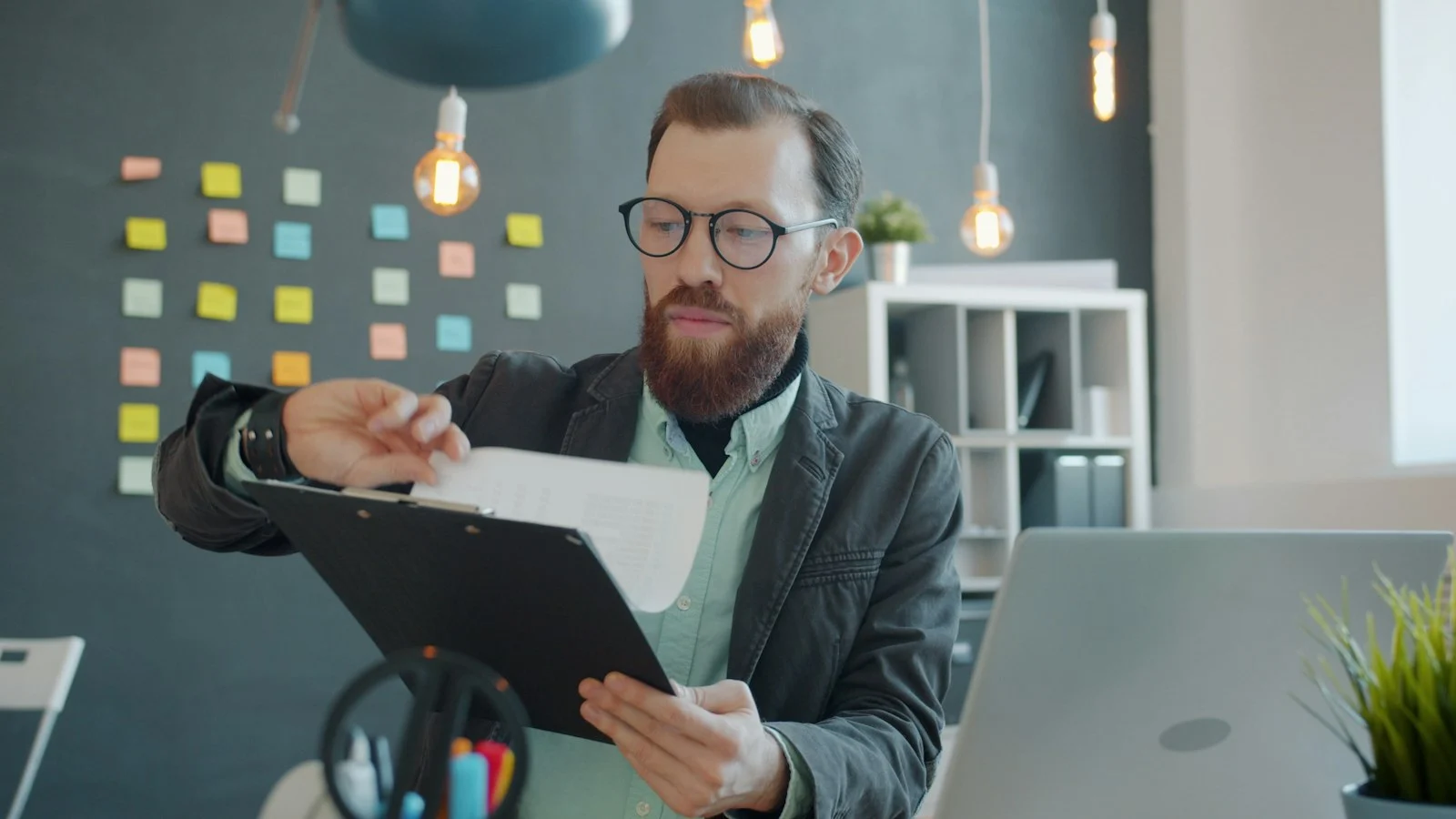 Profissional analisando documentos em ambiente de trabalho.